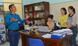 Anh Mười bơ trổ tài ca sĩ tại văn phòng Ban đại diện báo Tiền Phong KV Tây Nguyên.