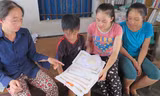 Những tấm giấy khen của con, niềm an ủi của mẹ. Ảnh: Việt Hương