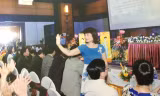 Bị can Nguyễn Thị Thủy - Phó tổng giám đốc Cty Liên Kết Việt (đứng), trợ thủ đắc lực giúp Lê Xuân Giang thực hiện hành vi lừa đảo.