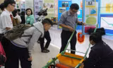 Chiếc xe dọn rác trên bãi biển (sáng chế của em Mai Xuân Hải, THCS Chu Văn An) thu hút sự quan tâm chú ý của rất nhiều phụ huynh, học sinh. Ảnh: Giang Thanh
