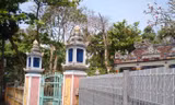 Miếu Bà Liễu Hạnh làng Nam Ô hiện đang bị quây trong hàng rào sắt của dự án chờ giải tỏa lấy đất làm biệt thự. Ảnh: Trần Tuấn.