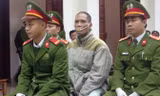 Doãn Trung Dũng phải đeo thiết bị chống cắn lưỡi đến hầu tòa.