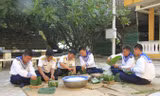 Cán bộ, chiến sĩ đảo Phan Vinh gói bánh chưng đón Tết​. Ảnh: Trường Phong.