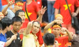 CĐV Việt Nam đổ máu trên khán đài sân Shah Alam. Ảnh: Quang Trung