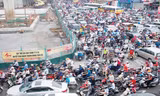 Ùn tắc như nêm tại công trình hầm chui Thanh Xuân. Ảnh: Anh Trọng