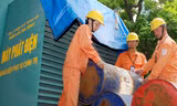 Anh Lê Kim Hùng (ngoài cùng bên phải) cùng đồng đội trong ca trực chuẩn bị đảm bảo điện cho dịp Quốc khánh 2/9. Ảnh: Hoa Việt Cường