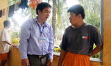 Anh Hảo (trái) trò chuyện với bệnh nhân. Ảnh: H. Văn