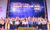 55 “người thợ trẻ giỏi” chụp ảnh lưu niệm cùng các vị đại biểu. Ảnh: H.H