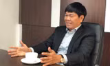 Phòng làm việc với bàn làm việc đơn giản của tỷ phú Trần Đình Long, nơi các phòng ban khi cần có thể “mượn” để làm nơi họp.