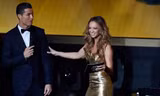 Kate Abdo (phải) với lối dẫn chương trình thông minh có phần khiến Quả bóng Vàng 2014, Ronaldo bị lu mờ. Ảnh: Daily Mail
