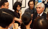 Nick Ut kiên nhẫn trước dòng câu hỏi bất tận của phóng viên Hà Nội. Ảnh: N.M.Hà