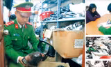 Công an lục soát và lấy lời khai của chủ kho hàng. Ảnh: PV