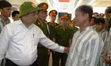 Phó Thủ tướng Nguyễn Xuân Phúc trò chuyện, động viên phạm nhân Nguyễn Minh Dũng tại trại giam Xuân Lộc