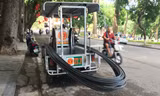 Xe 3 bánh chạy ngược chiều phố Hàng Khay