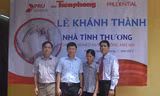 Cựu TNXP Nguyễn Thị Lý cùng đại diện nhà tài trợ tại Lễ khánh thành nhà mới