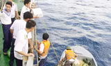 Chuyển quà Tết cho nhà giàn DK1/10. Ảnh: TC