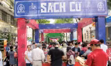 Chợ sách cũ rất hút người mua. Ảnh: Hạnh Đỗ
