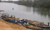 Dân khai thác cát dọc sông Hồng. Ảnh: Hồng Vĩnh