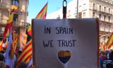 Đám đông phản đối Catalonia độc lập giơ khẩu hiệu “Chúng ta tin tưởng vào Tây Ban Nha. Ảnh: SBS.