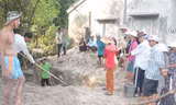 Người dân thôn Bình Túy đào bới, khai quật dấu vết địa đạo