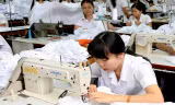 Tăng mức đóng bảo hiểm xã hội làm tăng gánh nặng cho cả doanh nghiệp và người lao động. Ảnh: Ngọc Châu
