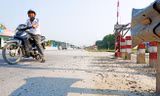 Dân đã đóng quỹ bảo trì qua đầu phương tiện nhưng QL 1A vẫn nhiều rác thải, đất đá. Ảnh: Sỹ Lực