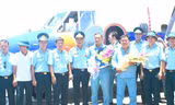 Đồng đội chúc mừng đại tá Lê Kiêm Toàn và thượng tá Nguyễn Đức Hảo (hai người cầm hoa) trở về đơn vị sau khi thực hiện nhiệm vụ bay chuyển sân hạ cánh ở Trường Sa trên một chiếc Casa-212, đầu tháng 6/2016.