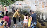 Người dân sinh hoạt tại bến nước