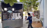 Chuẩn bị đem gạo Campuchia giao cho khách ở cửa hàng chị Tú
