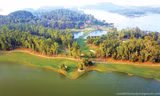 Với những hố golf uốn lượn theo hồ nước và sườn núi, BRG King’s Island Golf Resort 4 năm liên tiếp được trao giải thưởng sân golf tốt nhất Việt Nam . Ảnh: Mạnh Thắng.