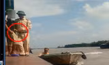 Người trong trang phục CSGT đường thủy đoạn trên sông Ninh Cơ (Giao Thủy, Nam Định). Ảnh: Cắt từ clip.