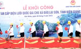 Ðộng thổ xây dựng công trình cấp điện cho đảo Lại Sơn. Ảnh: Ðại Dương.