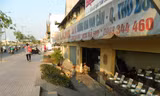 Nhà dân ở phường Linh Đông (quận Thủ Đức) biến thành hang sau khi làm đường Phạm Văn Đồng. Ảnh: Huy Thịnh