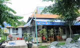 Khu vực ông Tấn đặt thùng hàng container làm nơi rửa chén. Ảnh: Dân Việt