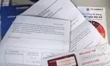 Hợp đồng mở thẻ tín dụng Fe Credit gửi cho khách hàng không có chữ ký và con dấu của công ty. Trên thẻ ghi hướng dẫn khách hàng chủ động mới kích hoạt được thẻ, nhưng thực tế không phải vậy. Ảnh: Phạm Thanh.