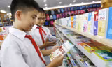 Học sinh lựa chọn sách giải bài tập Ngữ văn tại nhà sách Tiền Phong. Ảnh: Như Ý.