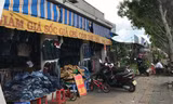 Các ki-ốt tranh thủ xả hàng để trả lại mặt bằng trước ngày 25/8. Ảnh Việt Văn
