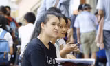 Thí sinh đi làm thủ tục dự thi kỳ thi THPT 2017 tại Hà Nội