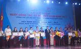 Bộ trưởng Bộ Lao động-Thương binh & Xã hội Đào Ngọc Dung và Bí thư Thường trực TƯ Đoàn Nguyễn Mạnh Dũng tặng bằng khen cho một số cá nhân đạt thành tích trong CTXH Ảnh: Kiến Nghĩa
