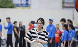 Thí sinh vội vã đến trường thi sáng nay, 23/4. Ảnh: Như Ý