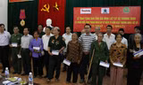 Trưởng ban Tuyên giáo Tỉnh ủy Hà Tĩnh, ông Hoàng Trung Dũng cùng lãnh đạo báo Tiền phong, Tập đoàn Tân Hiệp Phát, Hội cựu TNXP, Tỉnh Đoàn Hà Tĩnh và Mặt trận Tổ quốc tỉnh Hà Tĩnh trao quà cho các thương binh, gia đình liệt sỹ. 