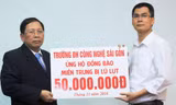 PGS.TS Cao Hào Thi, Hiệu trưởng trường ĐH Công nghệ Sài Gòn thay mặt nhà trường ủng hộ 50 triệu đồng. Ảnh Ngô Tùng