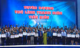 Trao Bằng khen Trung ương Hội LHTNVN cho các thủ lĩnh thanh niên tiêu biểu