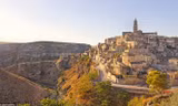 Sassi di Matera tọa lạc ở tỉnh Matera, Ý, là thành phố được xây dựng từ núi đá có niên đại từ ít nhất 9.000 năm trước. Hiện nay, cư dân vẫn sinh sống trong thành phố cổ này. 