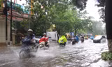 Mưa lớn, đường phố Hà Nội thành sông