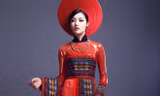 Hoa hậu Triệu Thị Hà kiêu sa khoe dáng với áo dài thổ cẩm