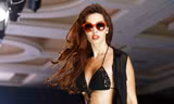 Hà Anh nóng bỏng trên sàn diễn với bikini.