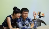 Ngọc Khuê nhí nhảnh chụp ảnh 'tự sướng' cùng vị đạo diễn khó tính Lê Hoàng trong hậu trường.