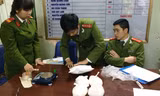 Cơ quan công an tiến hành giám định số ma túy đá thu giữ. Ảnh: Đỗ Hoàng