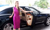 Ngân Khánh khoe vai trần bên siêu xe Bentley